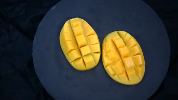 Organic Tropical Fruits Close Slides Mangoes Black Plate — Stock Video