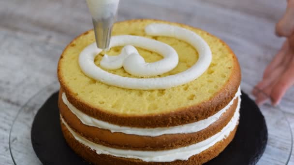 Ciasto Kucharz Kuchni Dekorowanie Ciasto Dokonywanie Ciasto Ananasem Napełniania — Wideo stockowe