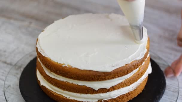 Ciasto Kucharz Kuchni Dekorowanie Ciasto Dokonywanie Ciasto Ananasem Napełniania — Wideo stockowe