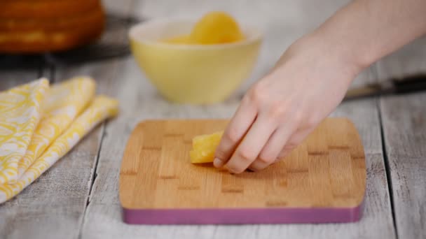 双手在木桌上的切割板上切割菠萝 — 图库视频影像