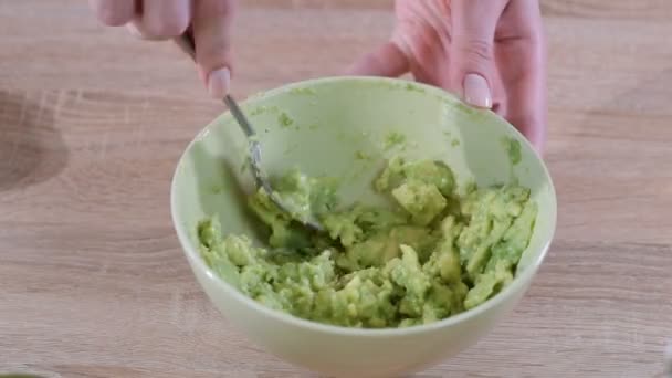 Nahaufnahme Von Frauenhänden Die Avocado Mit Gabel Schüssel Zerdrücken — Stockvideo