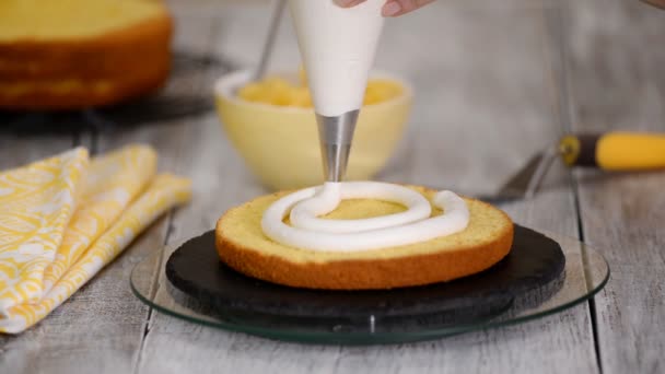 Konditor Der Küche Beim Dekorieren Einer Torte Kuchen Mit Ananasfüllung — Stockvideo