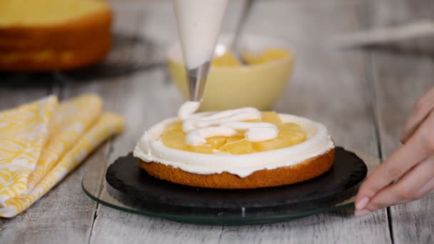 Konditor Der Küche Beim Dekorieren Einer Torte Kuchen Mit Ananasfüllung — Stockvideo