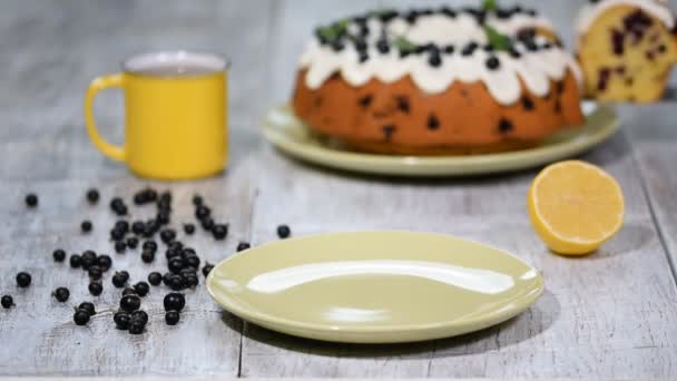 シンプルな黒スグリの実ケーキ 素朴なスタイル — ストック動画