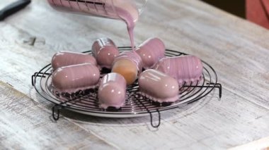 Mutfakta aynalı sır ile şekerlemesi dekorasyon kek yakın.