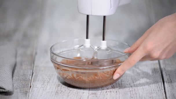 Misturando Ganache Creme Chocolate Com Misturador Mão — Vídeo de Stock