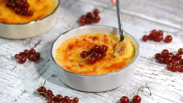 Creme Brulee Red Currant Homemade Creme Brule — Stock Video
