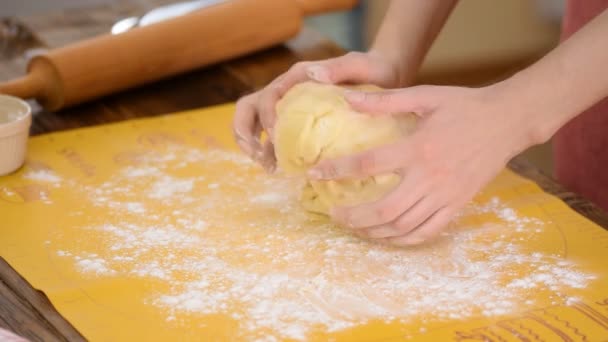 Kobieta Ręce Zbliżenie Mąki Wyrabiania Ciasta Stół — Wideo stockowe