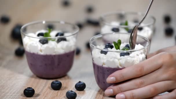 Olasz desszert - blueberry panna cotta. — Stock videók