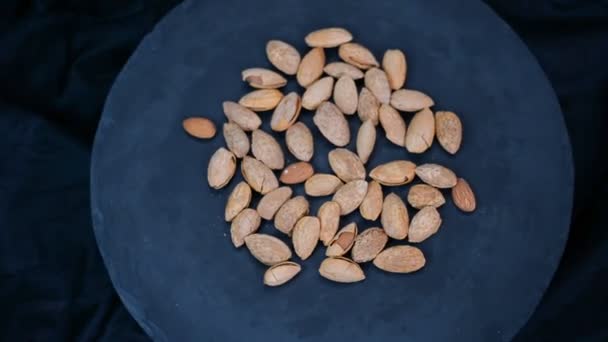 Mandeln von oben auf dunklem Steintisch. — Stockvideo