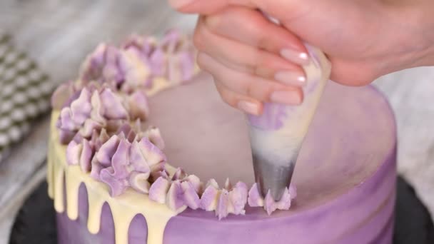 Vrouw versieren taart met culinaire spuit — Stockvideo