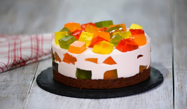 Hjemmelaget, flerfarget syltetøykake med fruktprodukter på tallerken – stockfoto