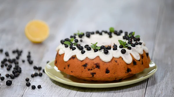 Siyah frenk üzümü ve sır ile Bundt kek.