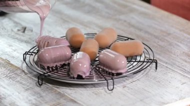 Mutfakta aynalı sır ile şekerlemesi dekorasyon kek yakın.