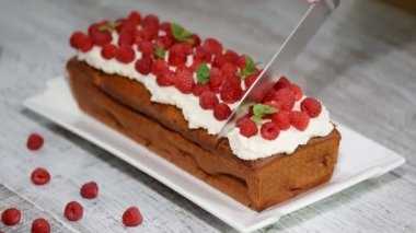 Ahududu dolgulu ev yapımı pound kek