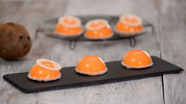 Turuncu ayna sır kaplama ile Mango ve hindistan cevizi mus tatlı.