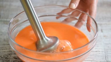 Usta pasta şefi bir pasta için krema karıştırma.