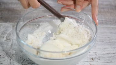 hamuru mutfakta çırpma kadın