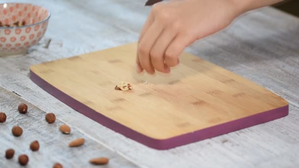 Fırıncı bir pasta için bıçak fındık ile kesti. — Stok video