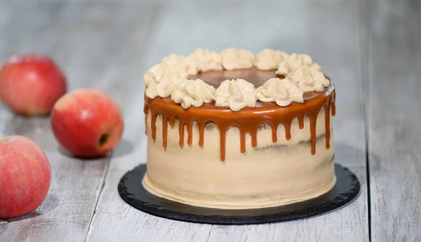 Delicioso pastel con relleno de manzana y crema batida, cubierto con caramelo — Foto de Stock