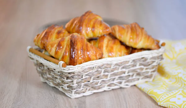 Frisch gebackene Croissants im Korb. — Stockfoto