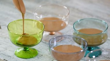 Bir bardağa çikolatalı mus döküyorum. Bir bardakta çikolatatatlı yapma