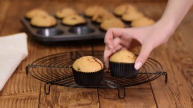 Soğutma rafında taze pişmiş kekler.