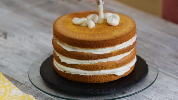 Le confiseur presse la crème sur le gâteau au biscuit . — Video