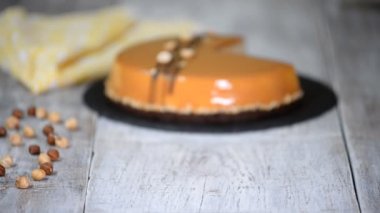 Krema ve çikolata dolgulu taze lezzetli karamel kek