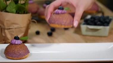 Yaban mersini ile Krem puf choux tatlı