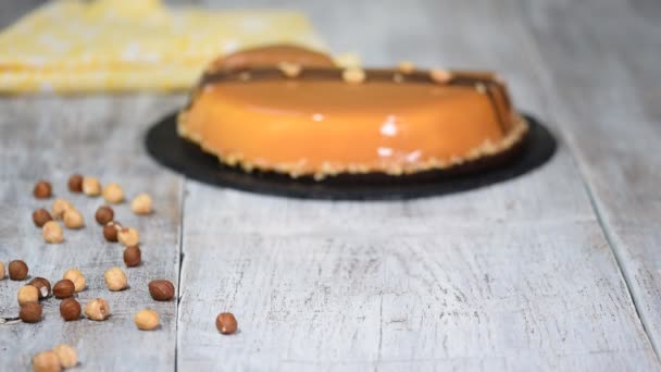 Krema ve çikolata dolgulu taze lezzetli karamel kek. — Stok video