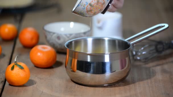 Une femme qui fait la crème de mandarine caillée dans un pot. Processus de cuisson — Video