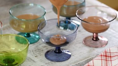 Bir bardağa çikolatalı mus döküyorum. Bir bardakta çikolatatatlı yapma