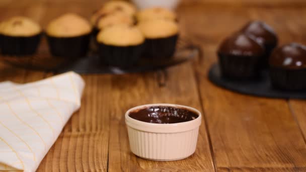 Mulher mergulhou muffins no chocolate líquido — Vídeo de Stock