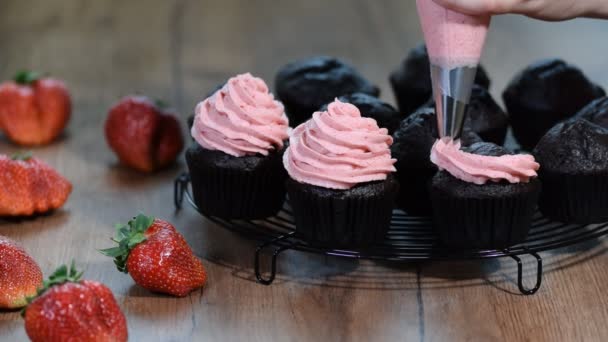 Confeiteiro decorar cupcakes com creme — Vídeo de Stock