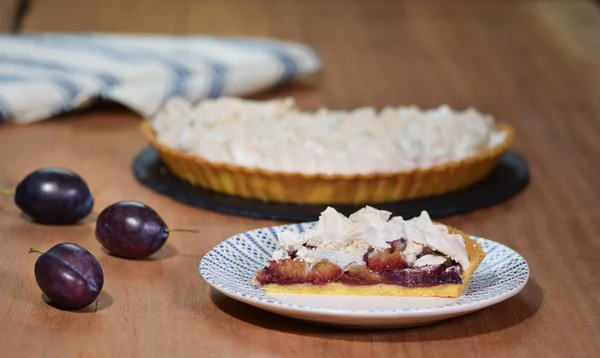 Tart delicios bucată cu prune și bezea — Fotografie, imagine de stoc