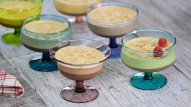 Ahududu ile bardaklarda çikolata tatlı. Çikolatalı mus veya taze çilek, kopya alanı ile bölümü bardaklarda puding.