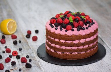 Yaz meyveleri ile çikolatalı kek.