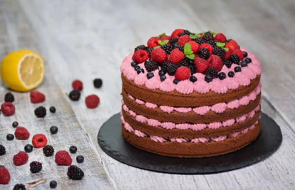 Yaz meyveleri ile çikolatalı kek.