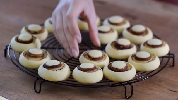 Свежие домашние печенья в виде грибов. Круглые сладкие булочки — стоковое видео