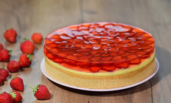 Tort proaspăt copt cu jeleu de căpșuni . — Fotografie, imagine de stoc