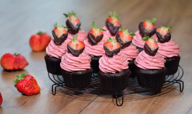 Dekoratif arka plan üzerinde pembe krema ile fincan Taze çikolata cupcakes