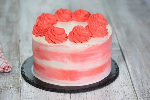 Beau et délicieux gâteau rose. Gâteau de vacances — Photo