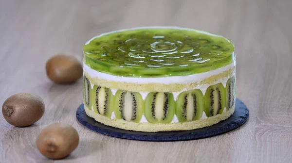 Hjemmelaget kiwi moussekake med grønn jelly – stockfoto