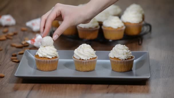 Hindistan cevizi frosting ile taze pişmiş vanilyacupcake. Hindistan cevizi truffles ile dekorasyon cupcakes — Stok video