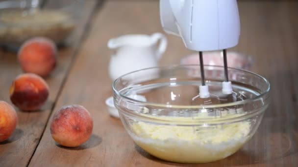 Geslagen crème. Boter roomvulling maken. — Stockvideo