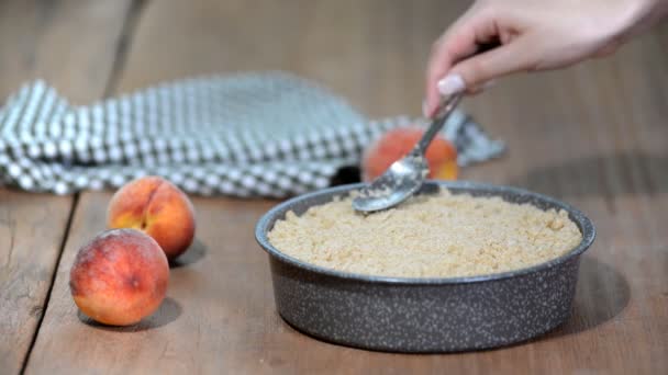 Женщина на кухне делает персиковый пирог — стоковое видео