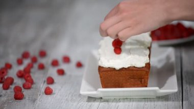 Taze ahududu ile Pound kek. Tatil için Ahududu Kek.