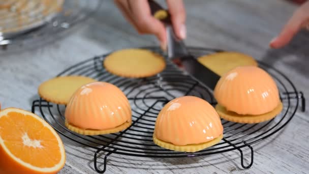 Pastelaria francesa com esmalte espelho. Bolo de mousse francês com esmalte brilhante em uma mesa de madeira. Bolo europeu moderno pastelaria . — Vídeo de Stock