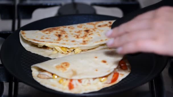 Kvinnans hand gör hemlagad traditionell mexikansk mat Quesadillas — Stockvideo